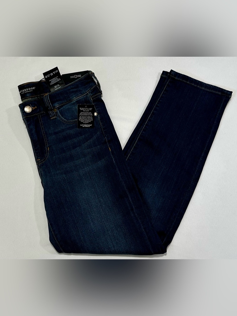NWT! Liverpool Dark Wash Love Collection The Crop Straight Leg Jeans
Size 4/27